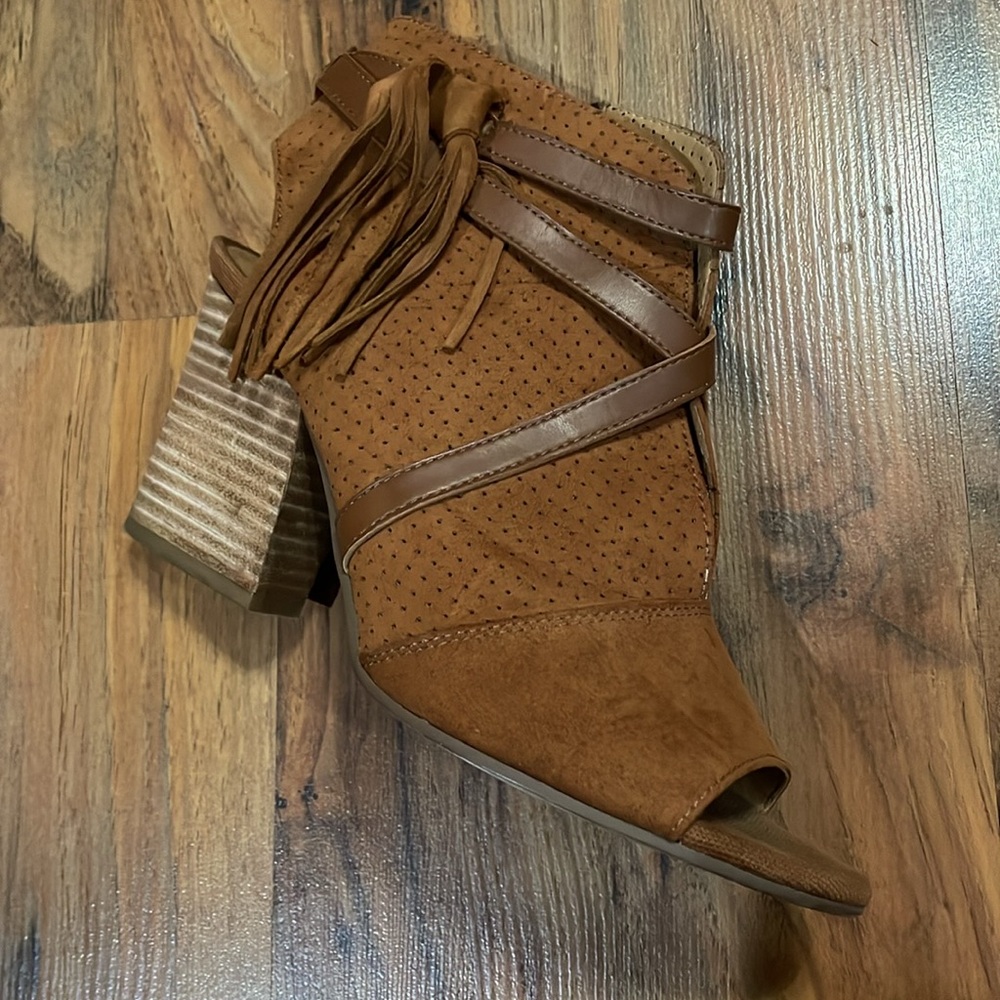 Beautiful FRANCO SARTA Ankle peep toe boot SZ: 8 Cognac color Side zip comfy EUC
